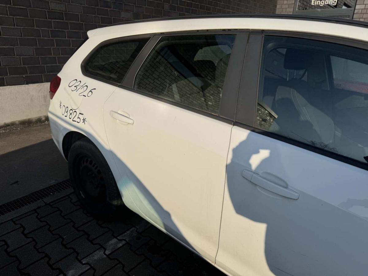 Opel Astra J Sports Tourer original T&uuml;r hinten rechts Z40R Schneewei&szlig; Kombi Rohbau Bj.2012